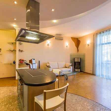 3-Room Apartments On Khreshchatyk. Building With Star Kiev Exteriör bild