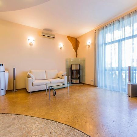 3-Room Apartments On Khreshchatyk. Building With Star Kiev Exteriör bild
