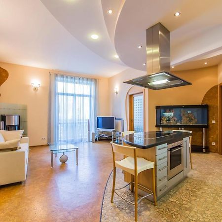 3-Room Apartments On Khreshchatyk. Building With Star Kiev Exteriör bild