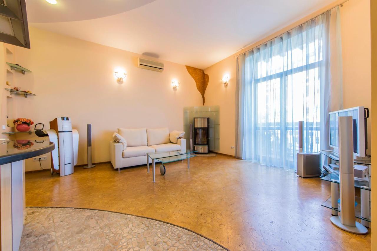 3-Room Apartments On Khreshchatyk. Building With Star Kiev Exteriör bild