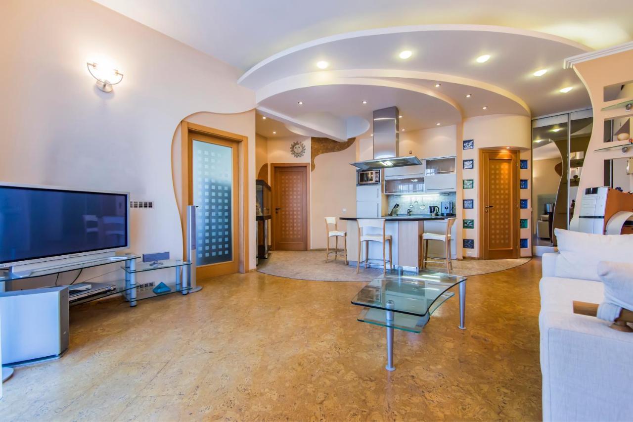 3-Room Apartments On Khreshchatyk. Building With Star Kiev Exteriör bild