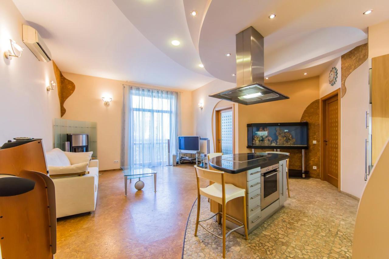 3-Room Apartments On Khreshchatyk. Building With Star Kiev Exteriör bild