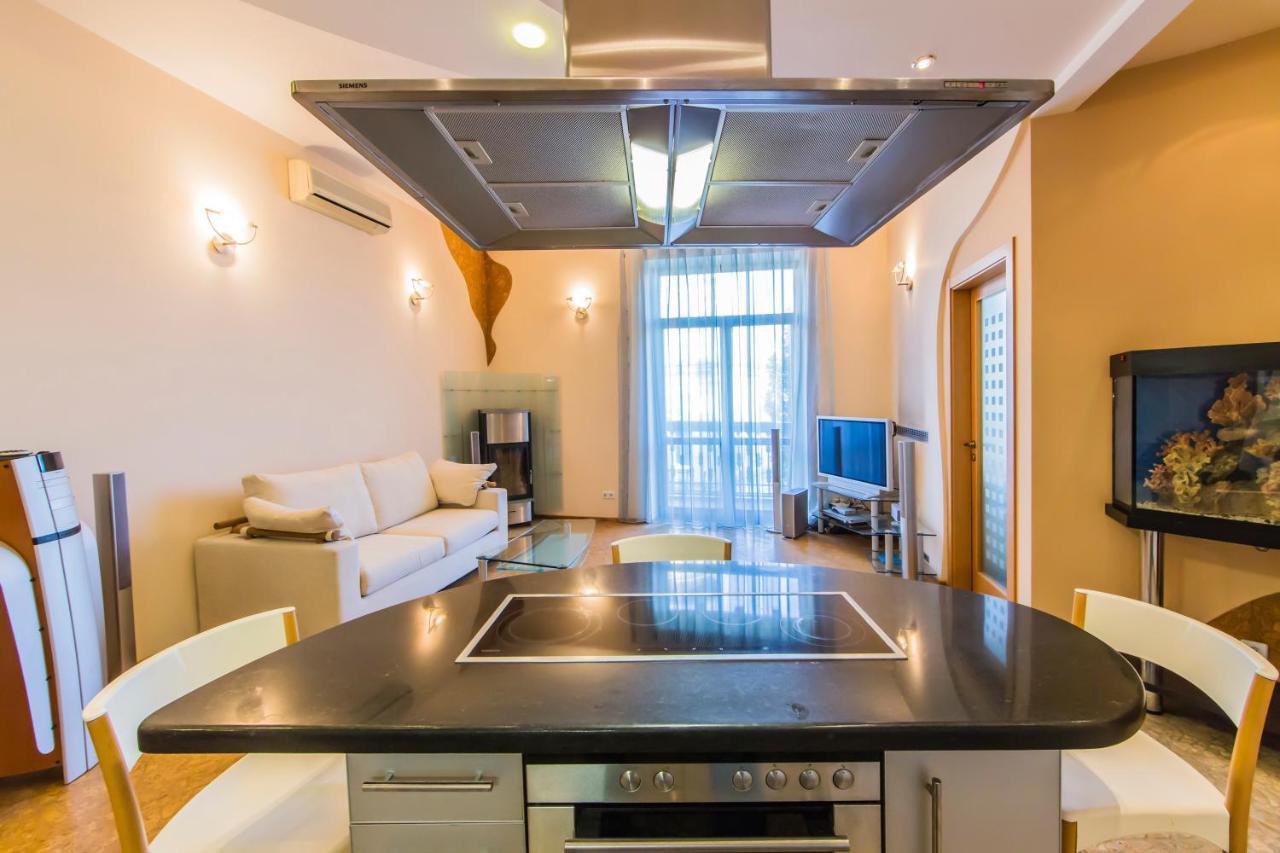 3-Room Apartments On Khreshchatyk. Building With Star Kiev Exteriör bild
