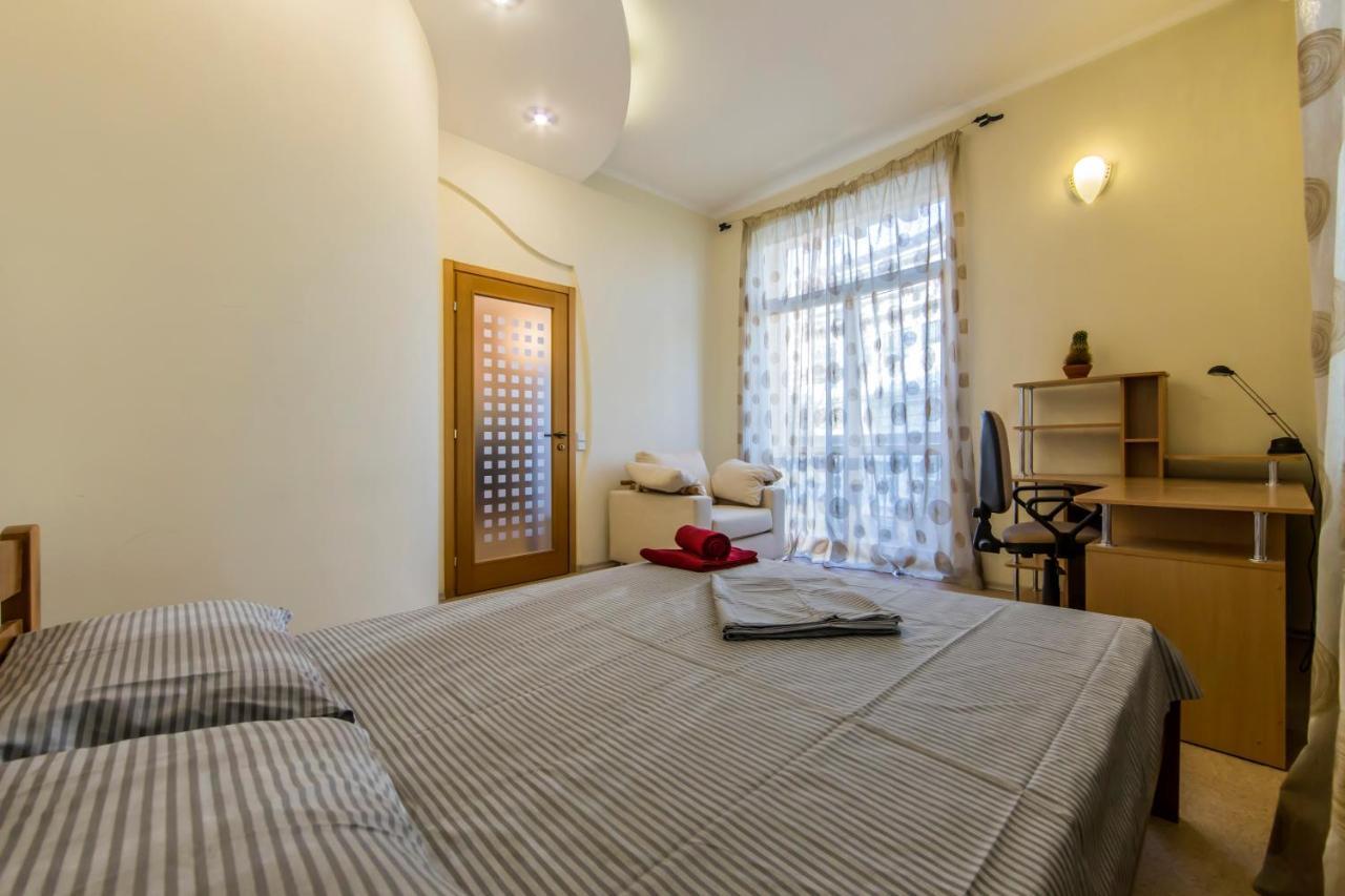 3-Room Apartments On Khreshchatyk. Building With Star Kiev Exteriör bild