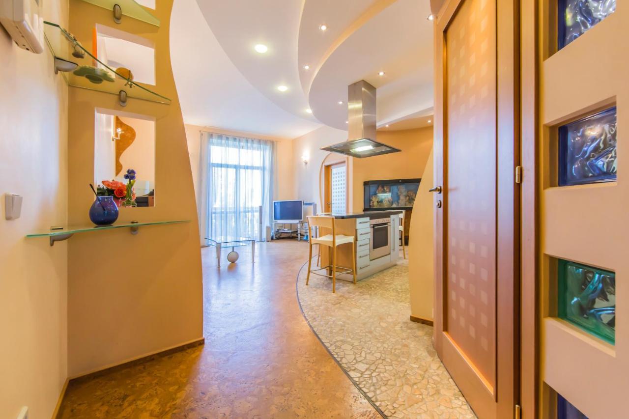 3-Room Apartments On Khreshchatyk. Building With Star Kiev Exteriör bild