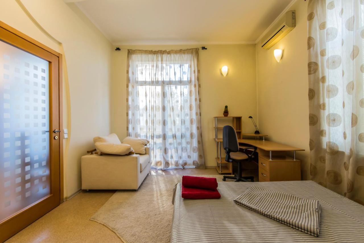 3-Room Apartments On Khreshchatyk. Building With Star Kiev Exteriör bild