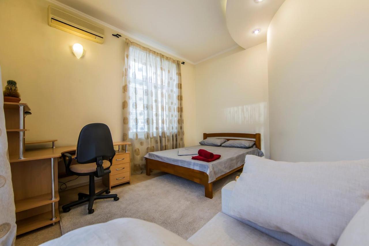3-Room Apartments On Khreshchatyk. Building With Star Kiev Exteriör bild
