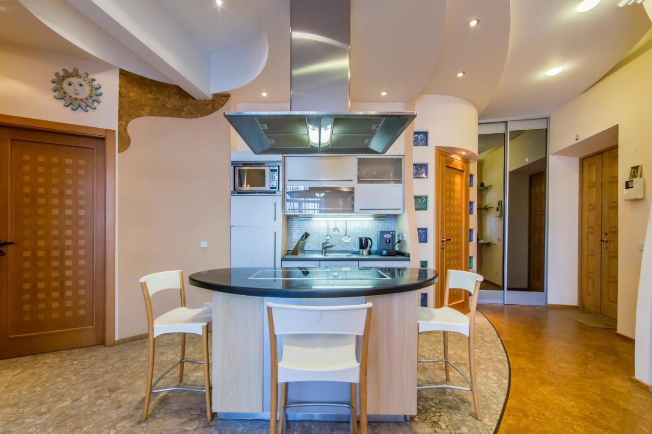 3-Room Apartments On Khreshchatyk. Building With Star Kiev Exteriör bild
